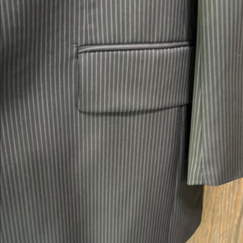 Hugo Boss Suit Black Pinstripe, 100% Virgin Wool, Made in USA, 40R - Picture 4 of 16